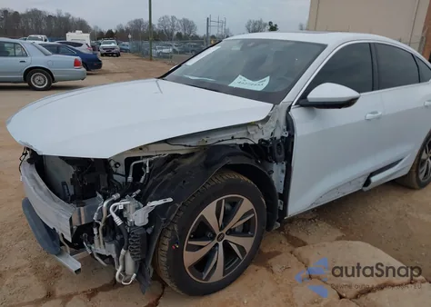 2024 Audi Q8 E-Tron S Line Premium Plus Quattro z USA, uszkodzony, nr VIN WA1CAAGE9RB036203